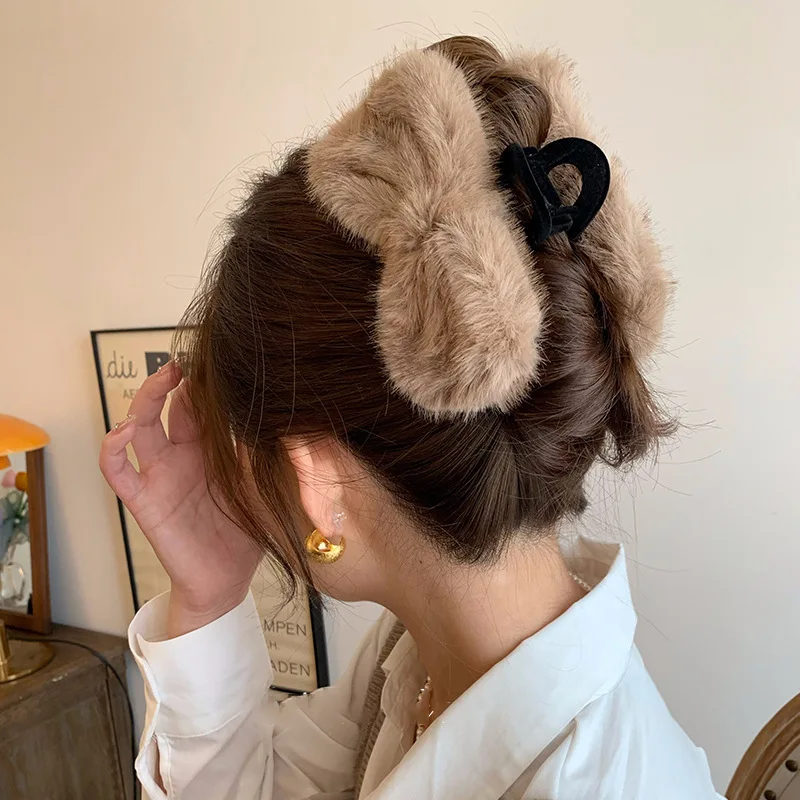 

TwinkLei Winter Faux Fur Bow Hair Claw Women Elegant Acrylic Hairpins Big Plush Bowknot Hair Clip Crab Headwear Hair Accessories