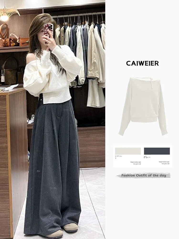 Белый вязаный свитер с открытыми плечами и наклонными плечами. Женский 2024.