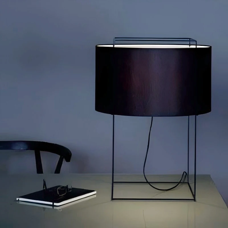 Современная минималистичная вертикальная тканевая настольная лампа в