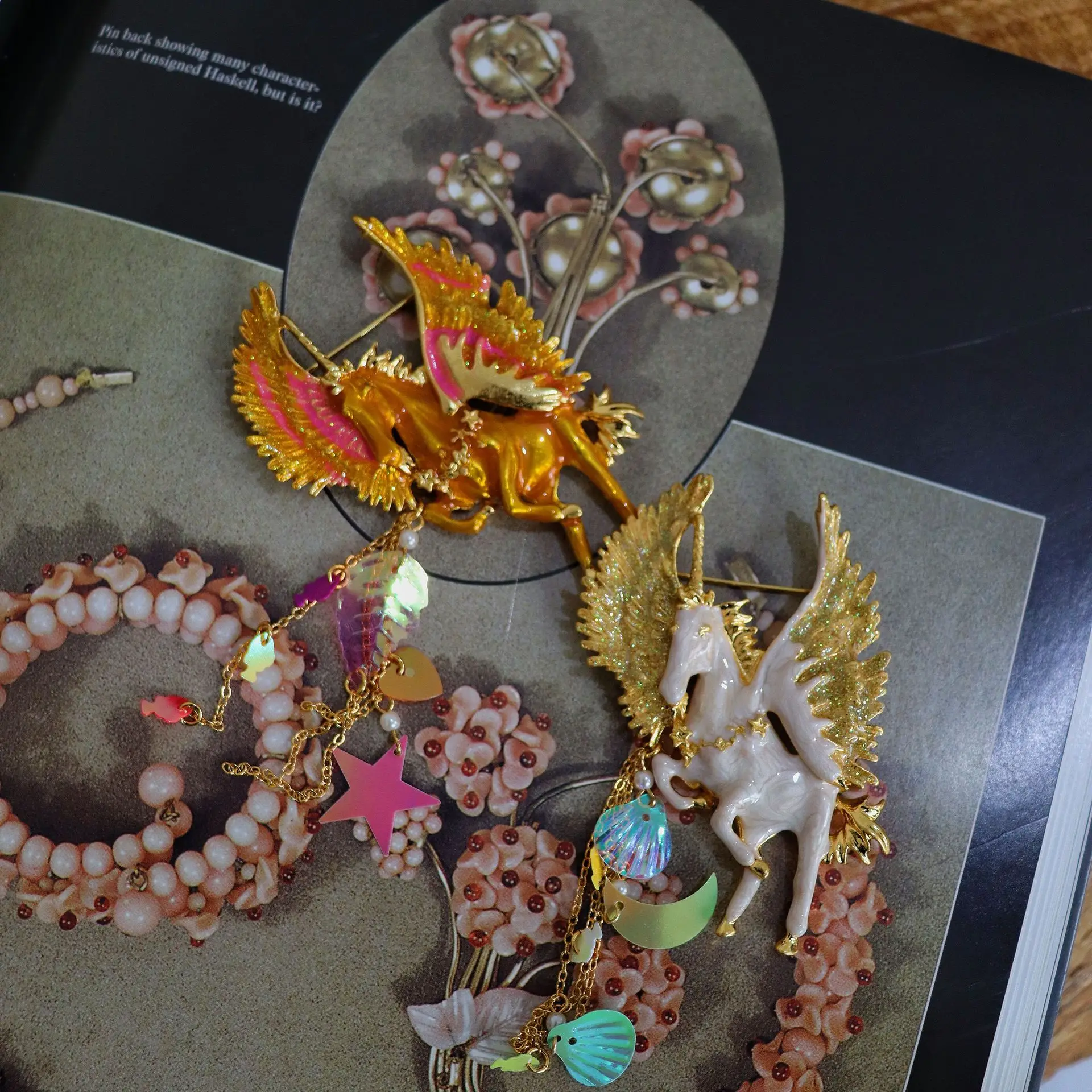 Винтажная брошь единорог Пегас кисточка жемчуг эмаль позолоченная грудь