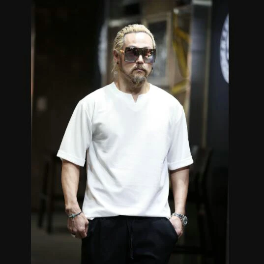 

Футболка мужская однотонная с воротником-сердечком и короткими рукавами