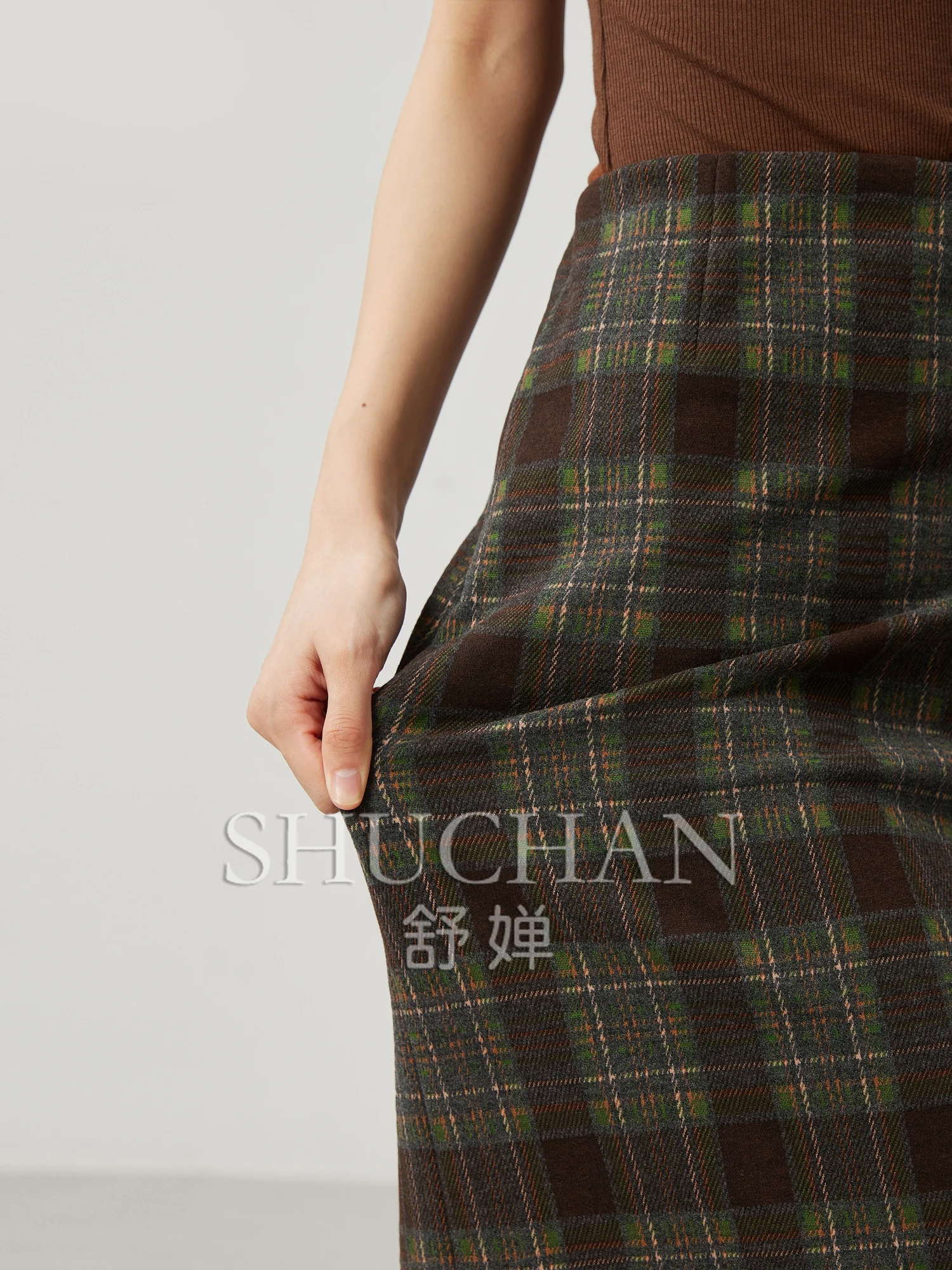 Клетчатая юбка в английском стиле прямая черная средней и длины с высокой талией