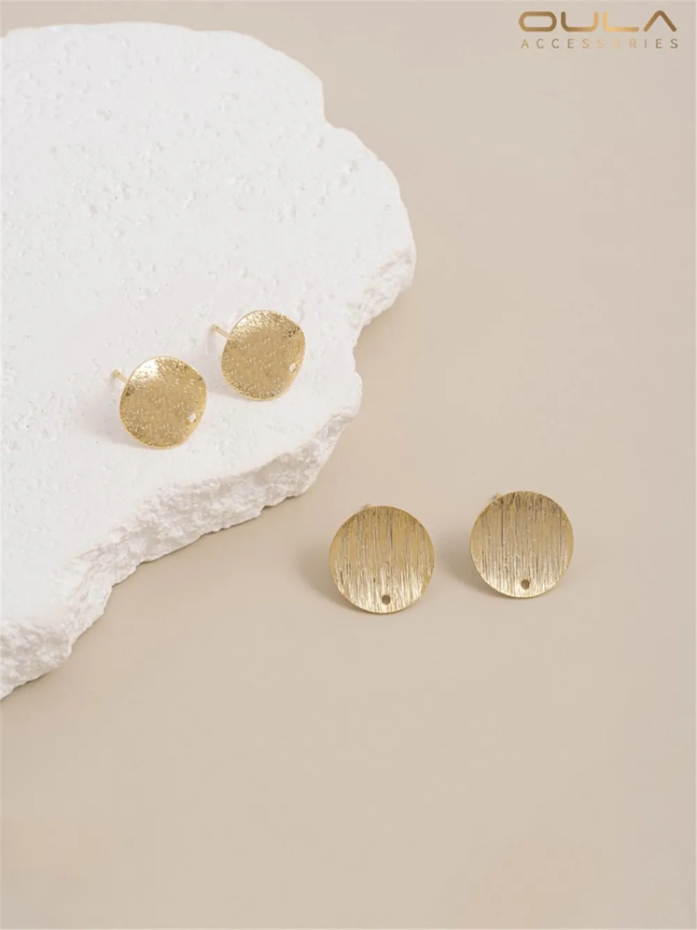 Вогнутые и выпуклые круглые серьги из светлого золота 14 карат с отверстием для