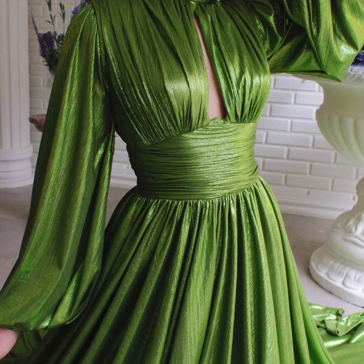 Женское длинное платье с глубоким вырезом однотонное зеленое приталенное