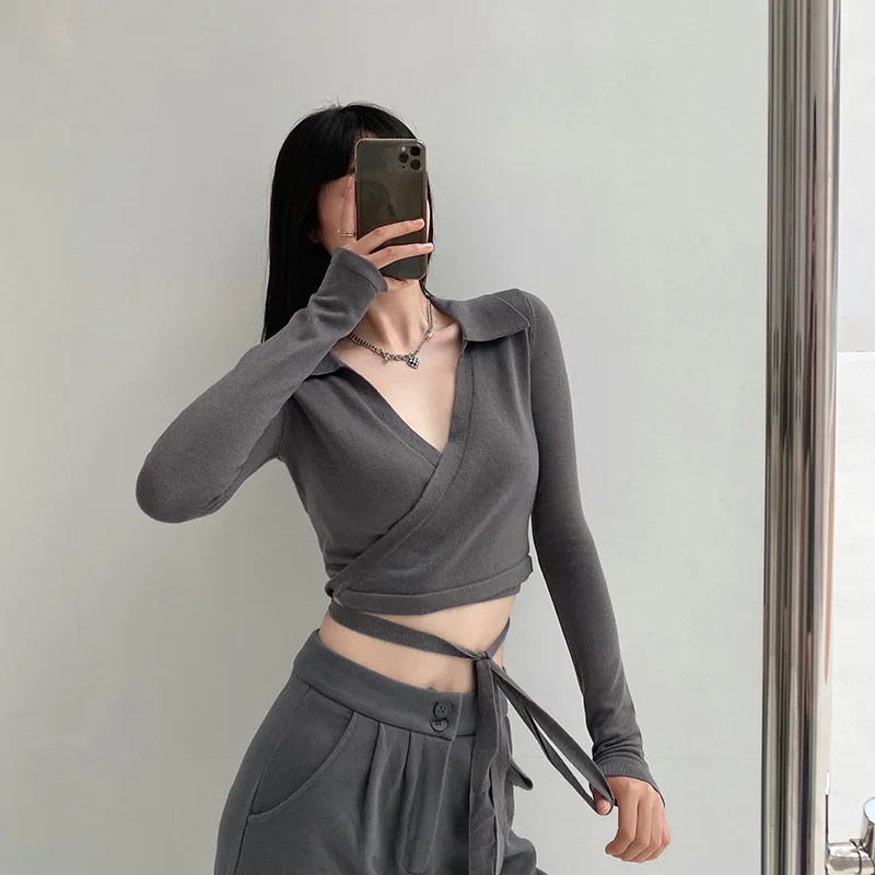 

Женская футболка с длинным рукавом, V-образным вырезом и отложным воротником