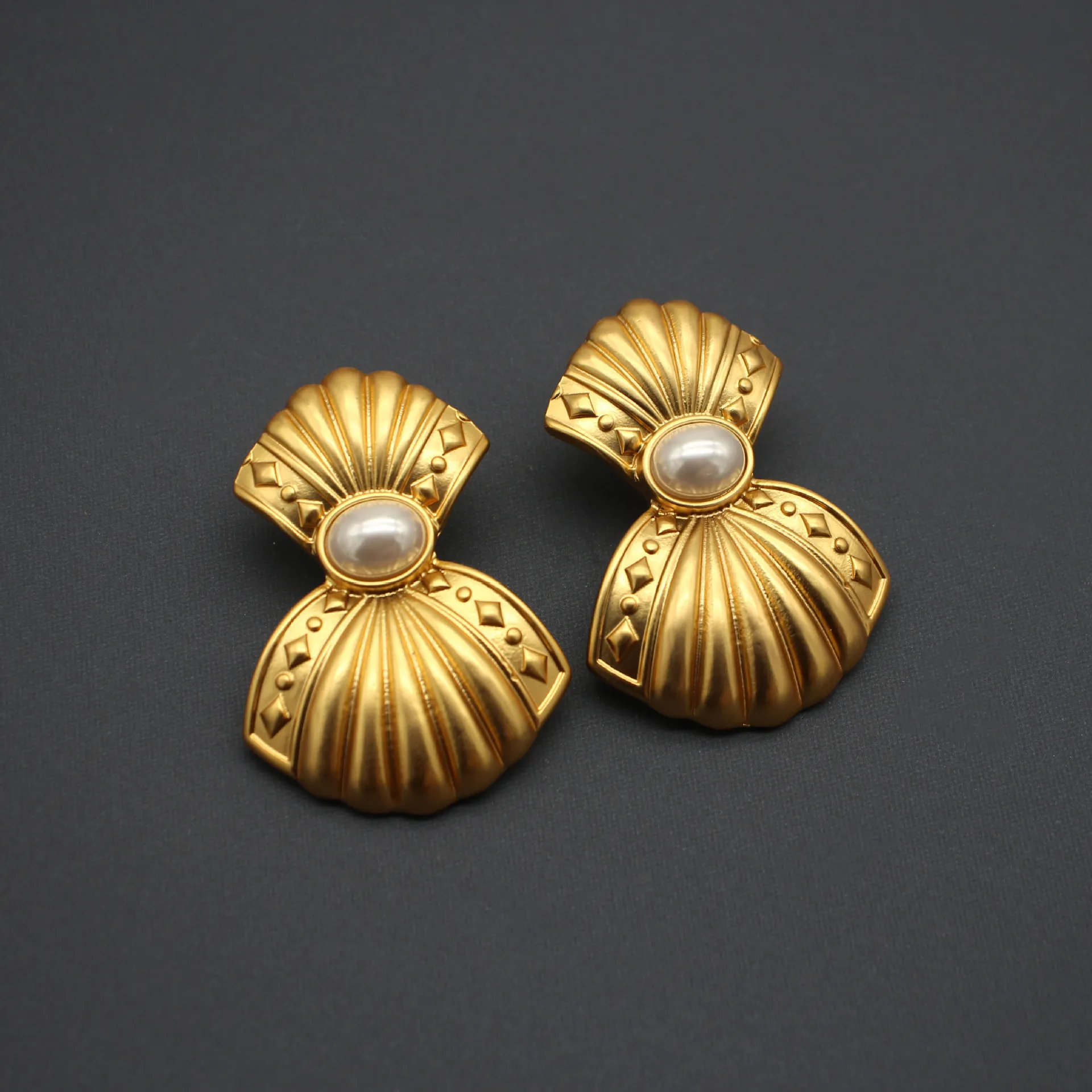 

Vintage skirt bow without pierced ear clips golden metal stylish baroque ear jewelry