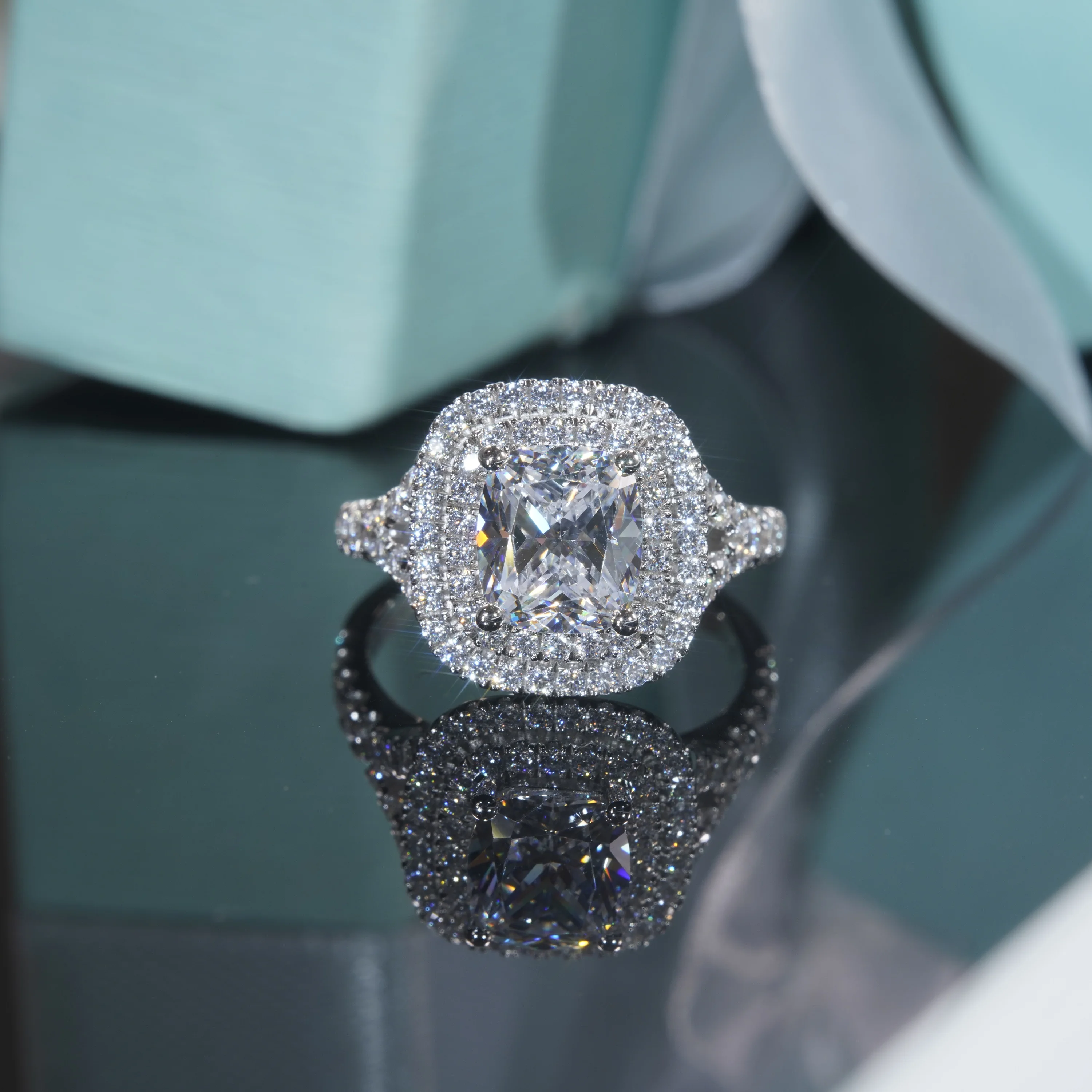 

QINHUAN Moissanite Princess Cut Diamond Ring Women's Group Small Diamond Sterling Silver Fashion Luxury Proposal Diamond Ring