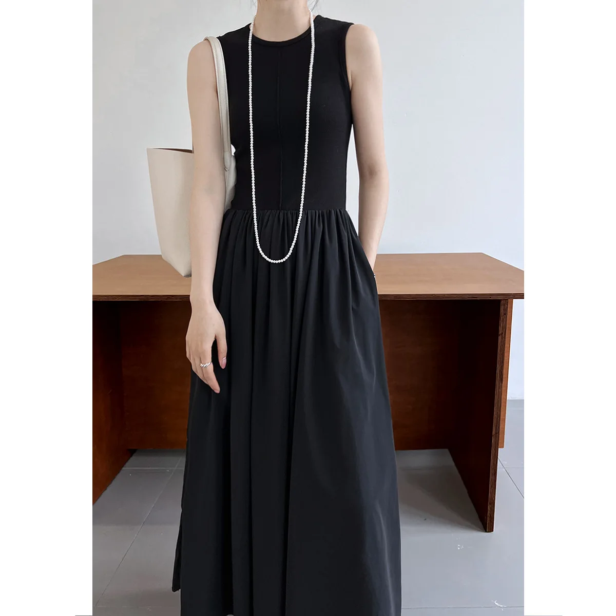 

French Sleeveless Tank Top Dress with Elegant Elegant Medium Length Knitted Panel Waist Length Skirt Summer Dress