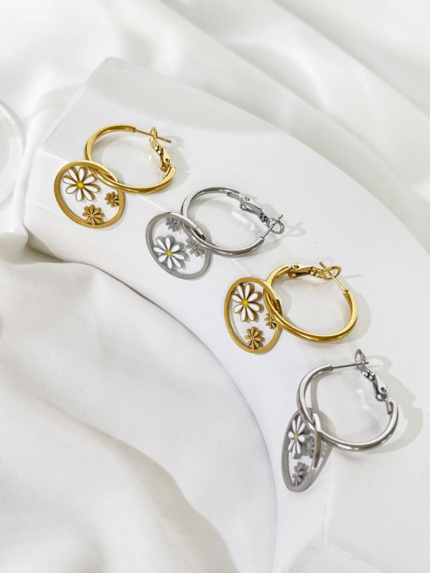 Серьги-кольца Peri'sbox из нержавеющей стали с тройной маргариткой очаровательные