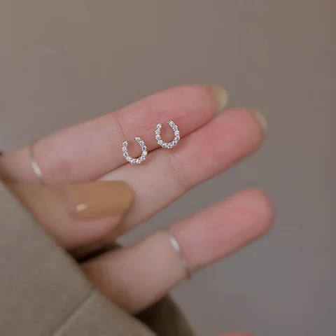 Блестящие серьги-гвоздики из серебра с цирконом