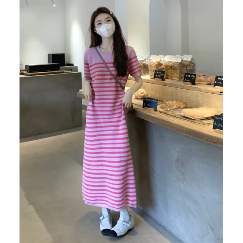 Женское трикотажное платье в полоску повседневное свободное средней длины с