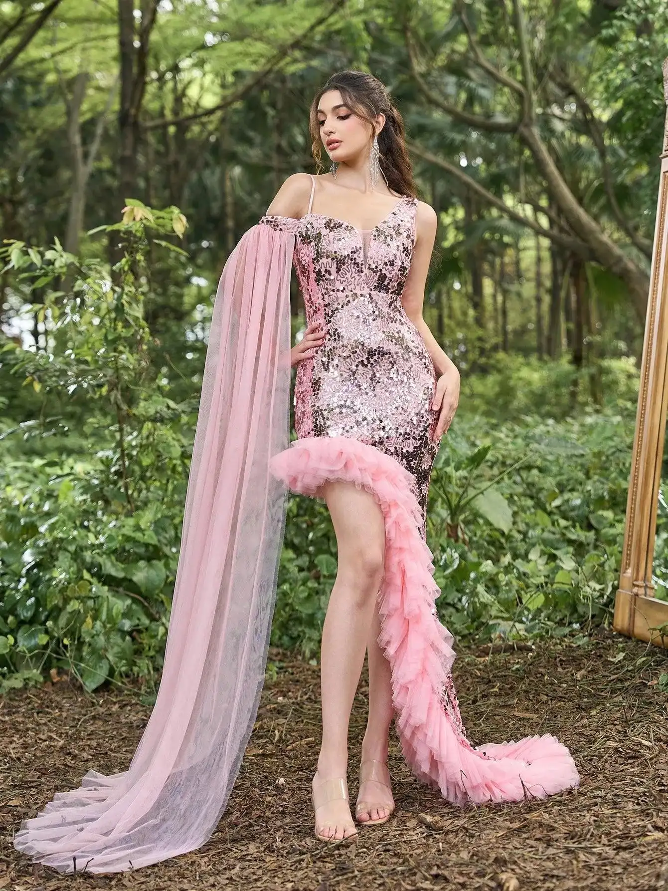 Роскошное асимметричное вечернее платье с рюшами по подолу и блестками