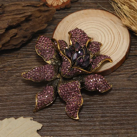 Брошь CUE PDLA с хрустальным цветком