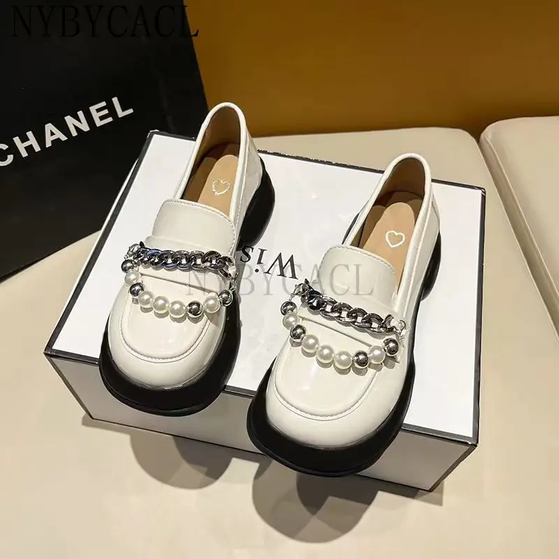 

2023 Patent Leather Mules Metal Chain Pearl Bowknot Women Flattie Creepers Vulcanize Platform Shoes Thick Soled Cover Toe Slides