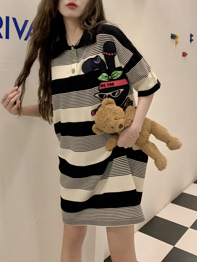 Женское трикотажное платье с коротким рукавом вышивкой в виде кролика