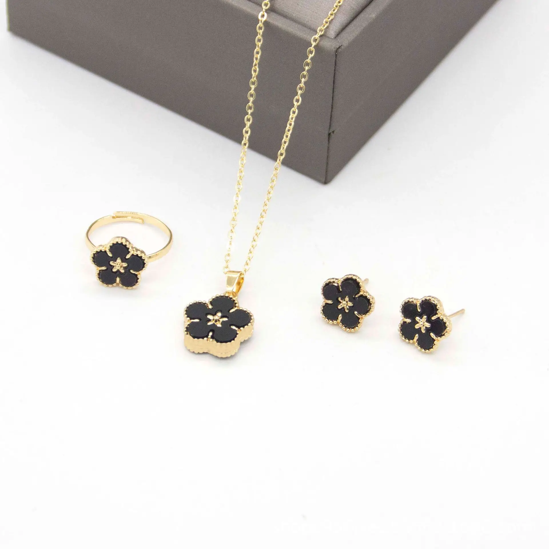 Комплект из колье серёг и кольца с цветочным принтом |