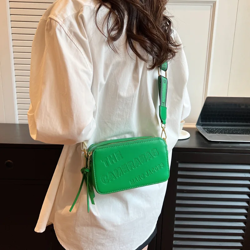 

Wide shoulder strap casual small square bag 2023 popular hot single shoulder camera bag ins advanced sense women's single should