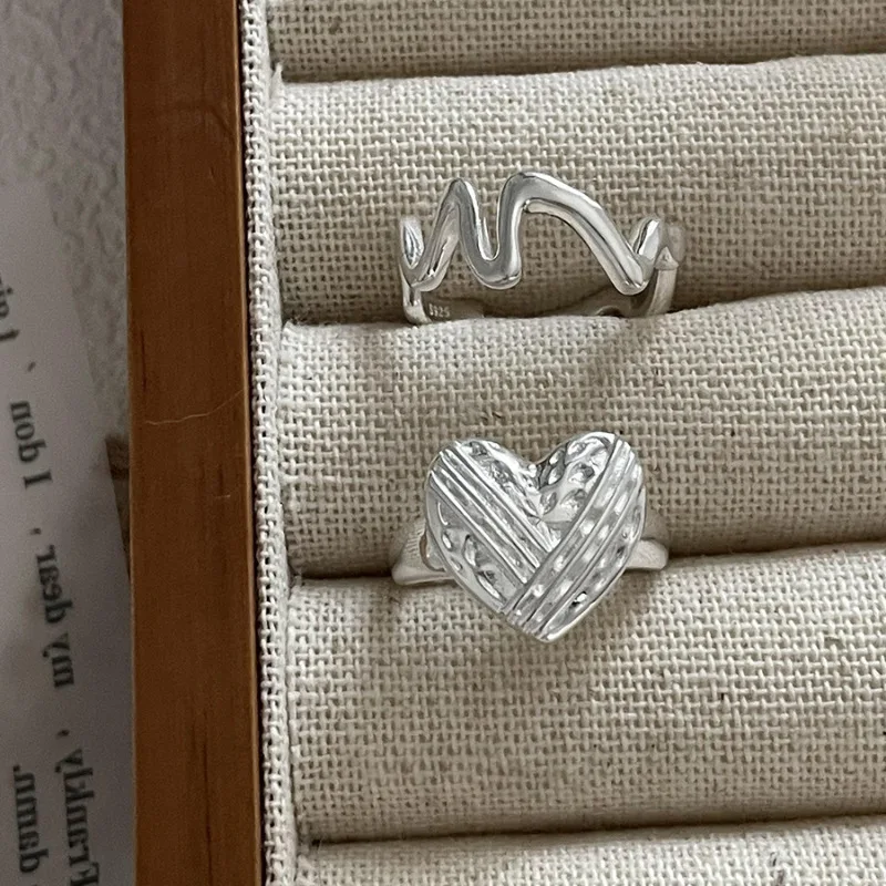 Женское кольцо из серебра 925 пробы с асимметричным рисунком