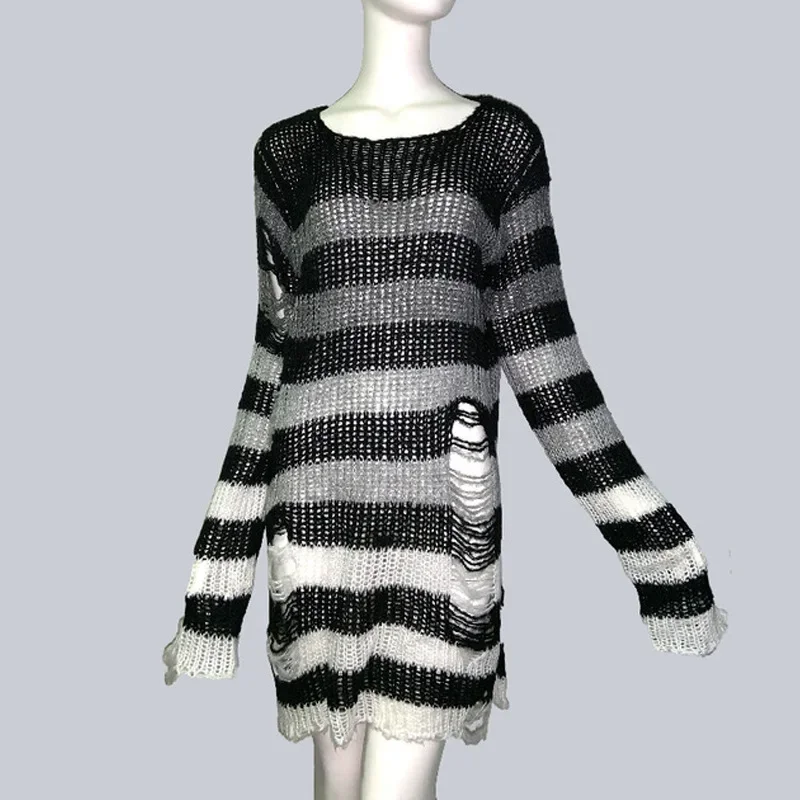 Женский свитер в полоску