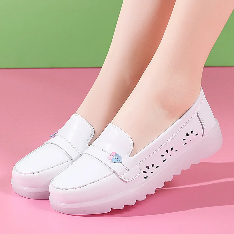 

Новинка 2023, дышащие туфли для медсестер, летние белые удобные нескользящие туфли на мягкой подошве и танкетке, женские туфли с вырезами