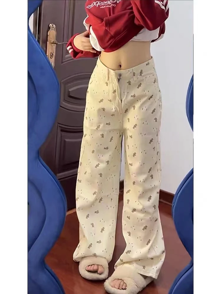 Женские прямые джинсы с принтом Bear бежевые тонкие брюки большого размера