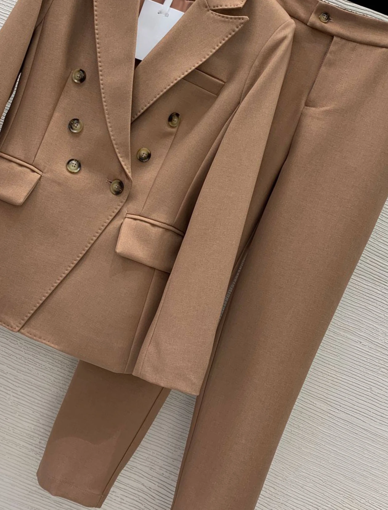 Стильный новый двубортный пиджак