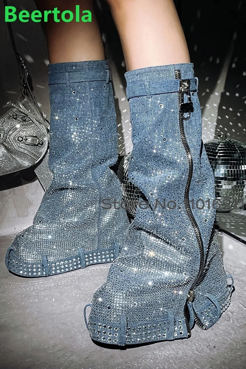 Женские ботинки на танкетке со стразами и металлическим замком с молнией сбоку