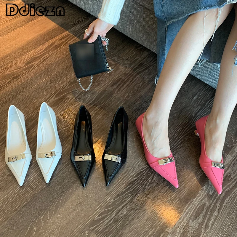 

Женские туфли-лодочки с острым носком, на низком каблуке