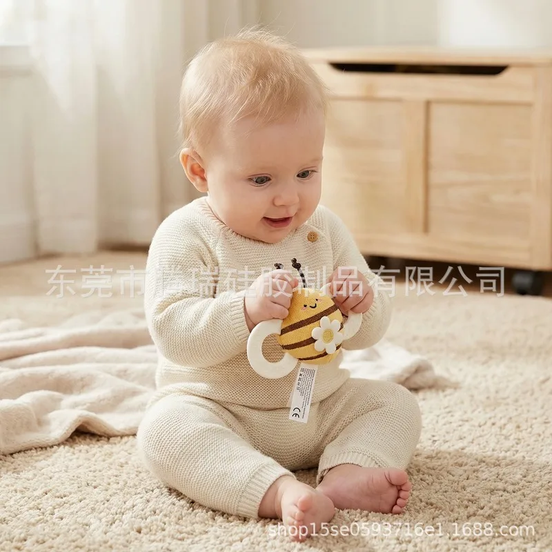 Фото Мягкая плюшевая погремушка-прорезыватель Baby Bee с силиконовыми крыльями: успокаивающая и жевательная игрушка для новорожденных №4