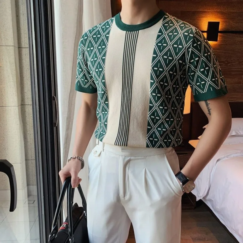 

Мужская трикотажная рубашка-поло с коротким рукавом и геометрическим принтом