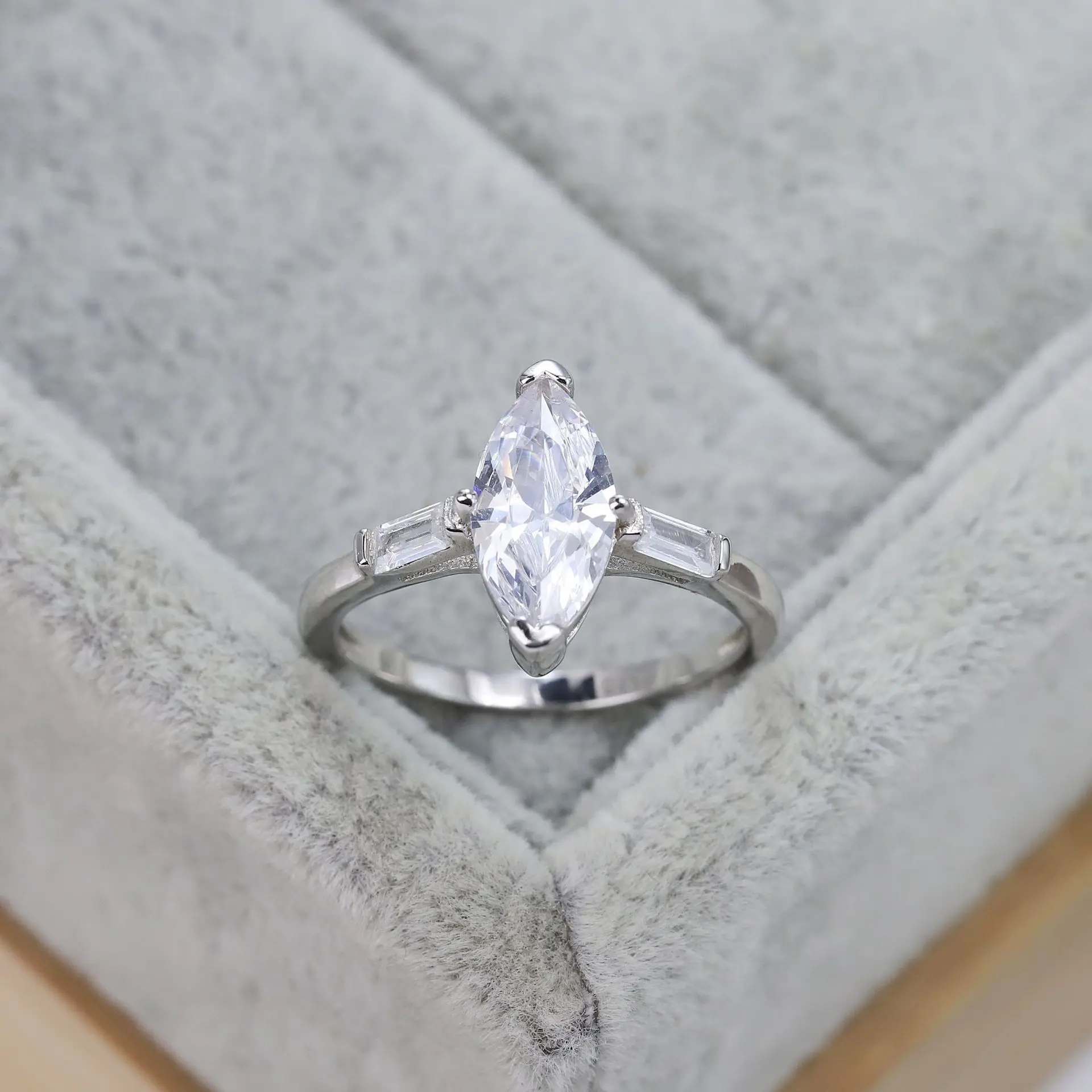 

Женское кольцо из серебра 925 пробы, с овальным Цирконом