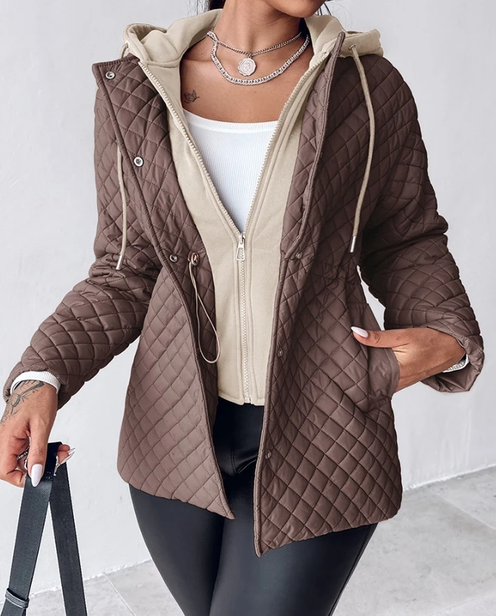 Женское пальто из двух предметов с капюшоном разноцветным узором ромбиками и