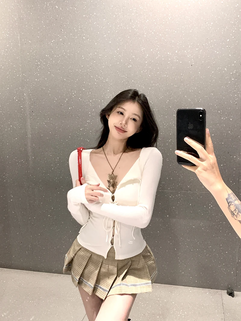 Осень и зима Популярный в этом году белый топ со шнуровкой v-образным вырезом