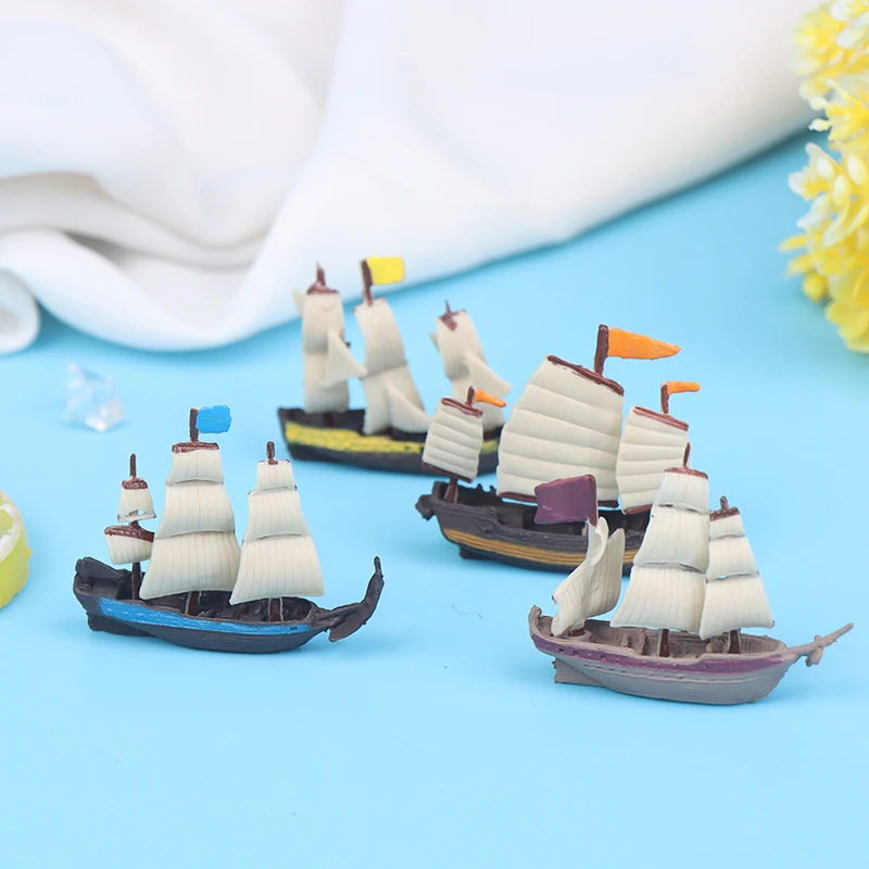 

1PC Dollhouse Miniature Model Mini Pirate Ship Sea Yacht Ocean Boat Decor Small Retro Triangular Sailboat Action Figure Toys