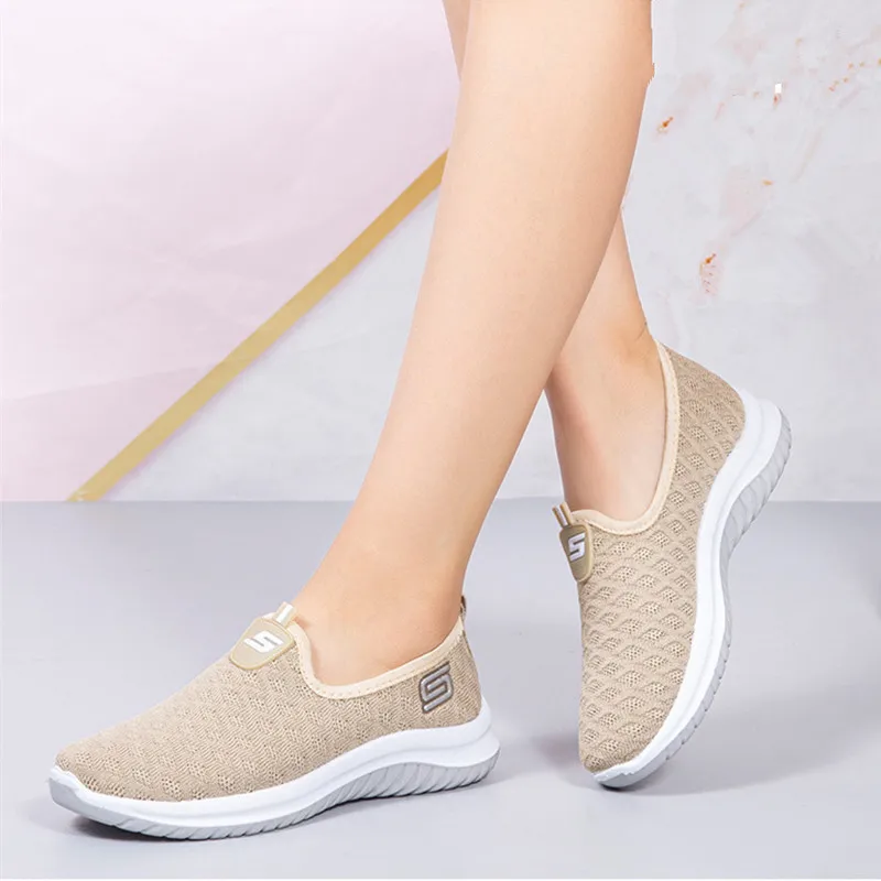 

New Mesh Casual Shoes Women's Soft Sole Fly Woven Breathable Mom Shoes Walking Shoes Lightweight Comfortable Vulcanized Shoes