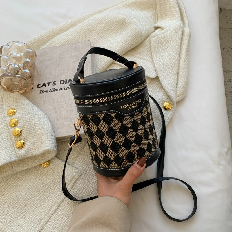 Spring foreign style leopard bag female 2022 new trend niche versatile Messenger Bag Fashion portable cylinder bag