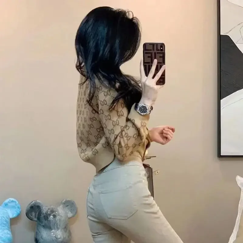 Женский трикотажный свитер с круглым вырезом длинным рукавом и пуговицами