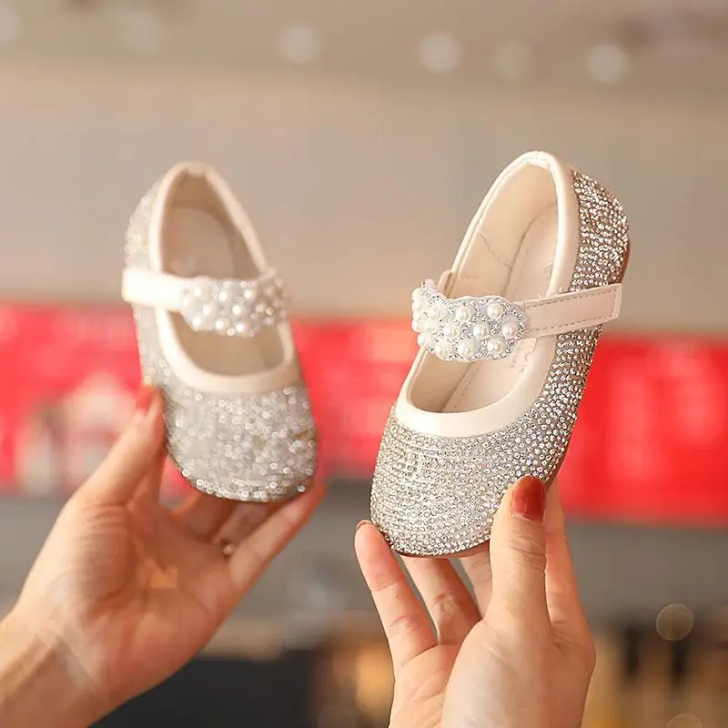 

Туфли принцессы с кристаллами для девочек, новинка 2022, детские туфли с педалью и жемчугом и стразами, Детские Блестящие модные кожаные туфли...