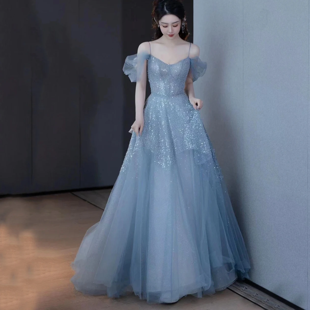 

Платье для выпускного вечера из тюля с рюшами и бантом