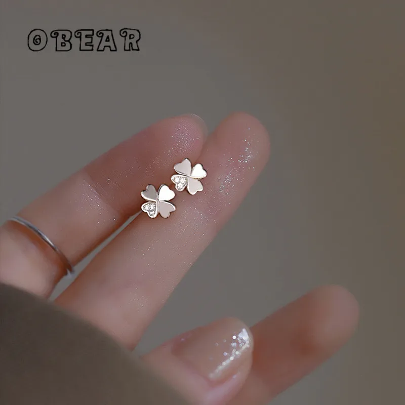 

Серьги-гвоздики в виде цветка с цирконом