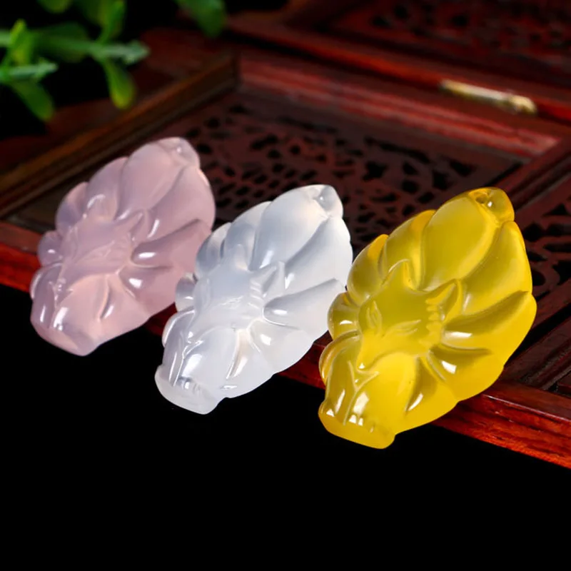 Подвеска из натурального зеленого халцедона ручная работа девяти хвостовой лисы