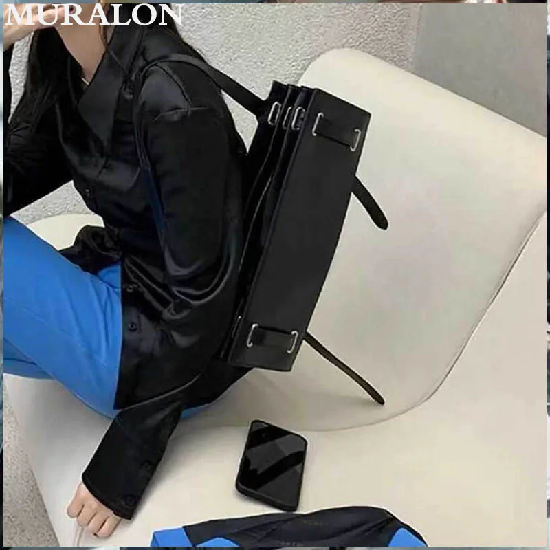 Универсальная темная стильная сумка на плечо квадратной формы осень-зима 2024