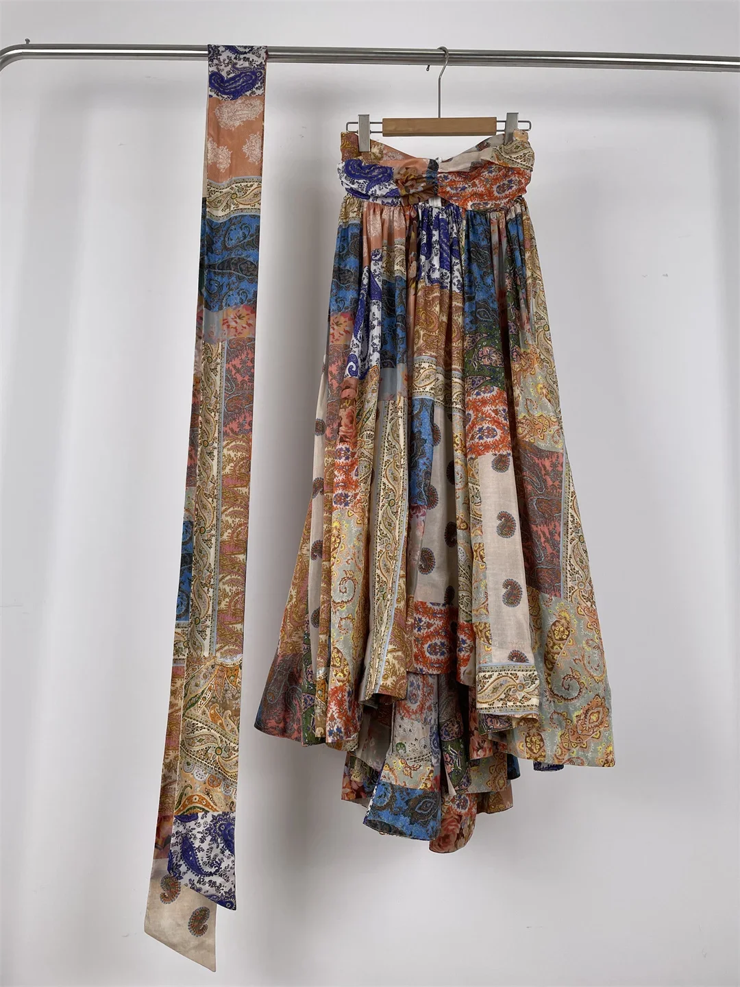 Женское платье без бретелек с винтажным принтом