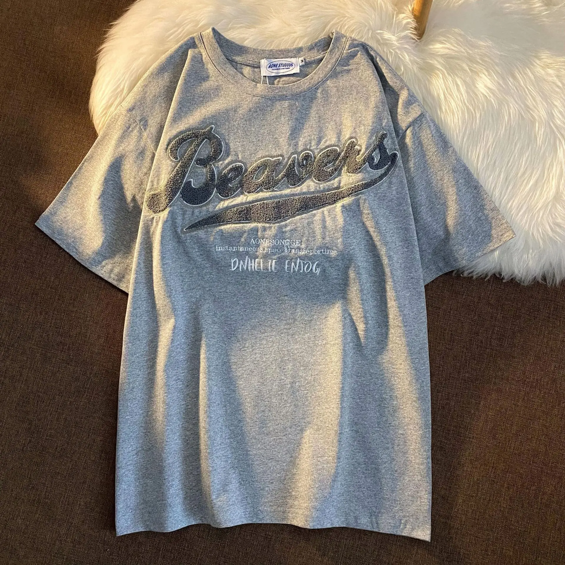 Женская футболка с вышивкой буквами свободная круглым вырезом и коротким