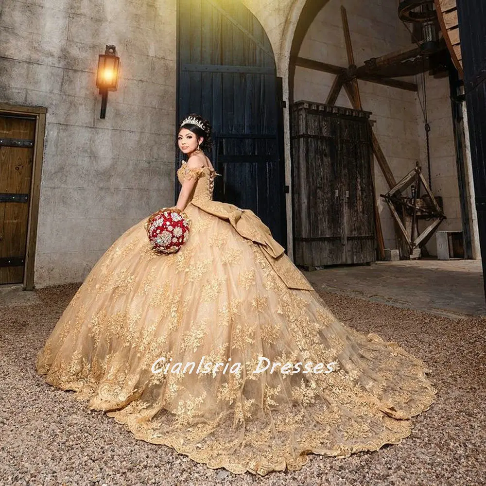 

Многоярусный корсет с золотым бантом на спине и открытыми плечами, платья для Quinceanera, бальное платье с кружевной аппликацией, милые платья 16 ...