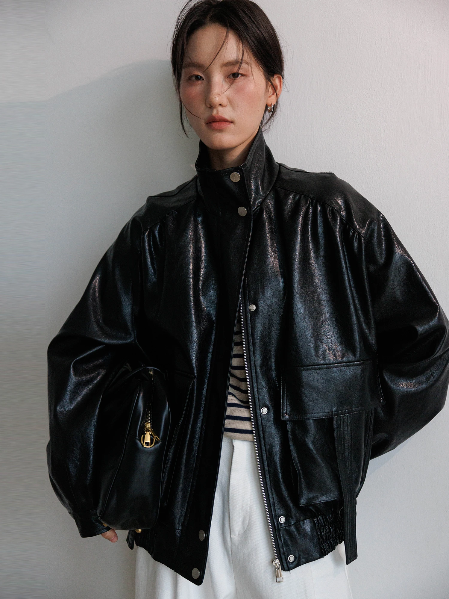 Дизайнерское свободное кожаное пальто верхняя одежда женская осень и зима 2024