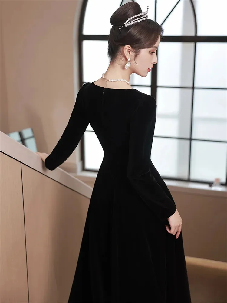 Черное женское осенне-зимнее однотонное бархатное платье-трапеция с квадратным