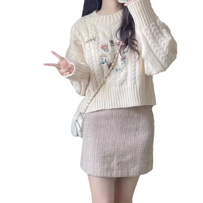 Мягкий эластичный свитер с японской винтажной вышивкой женский нишевый дизайн