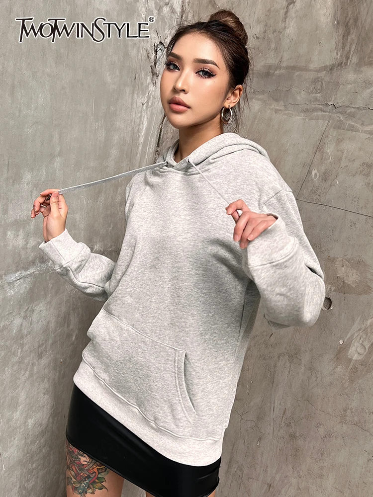

Женский свитшот с капюшоном TWOTWINSTYLE, однотонный свитшот с длинными рукавами и карманами в стиле пэчворк