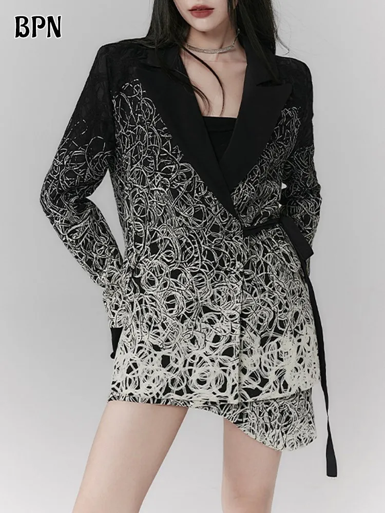 Женский блейзер с отложным воротником